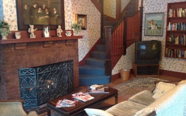 Tuckernuck Inn