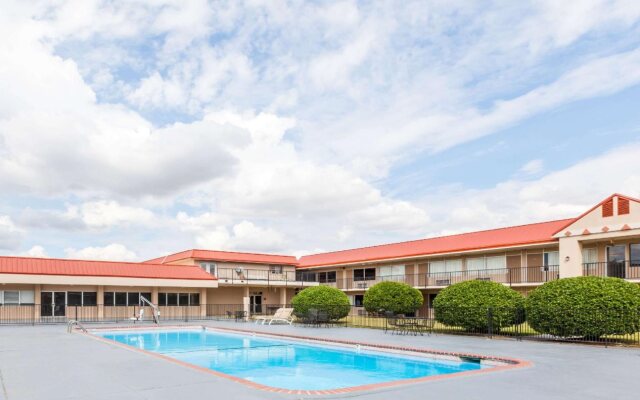 Ramada by Wyndham Clinton