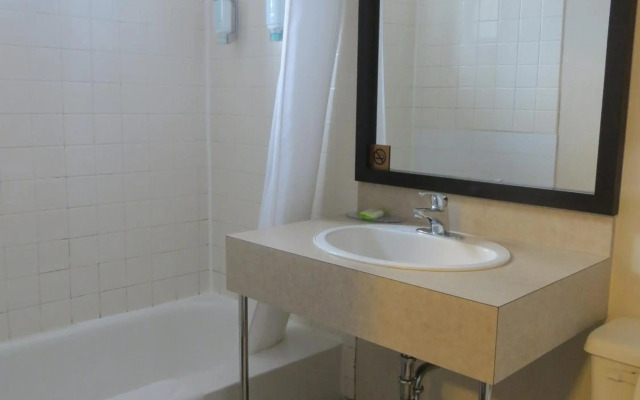 Travelodge by Wyndham Thunder Bay