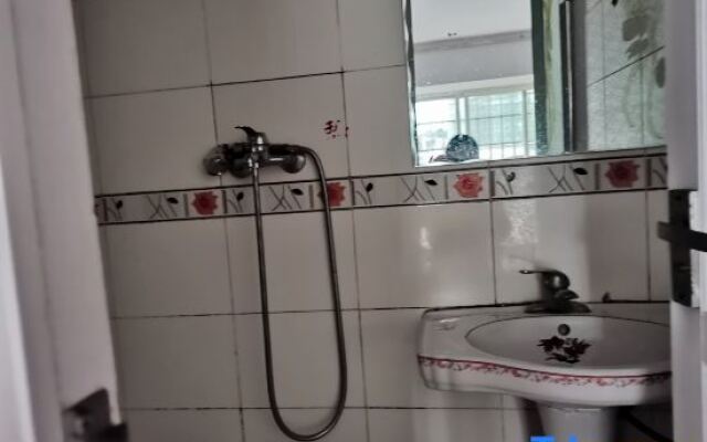 Lingyuan Hostel