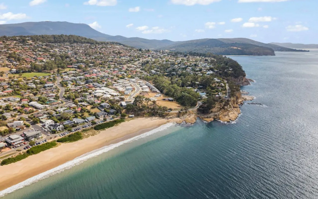 Gorgeous 4 Bedroom House - Blackmans Bay