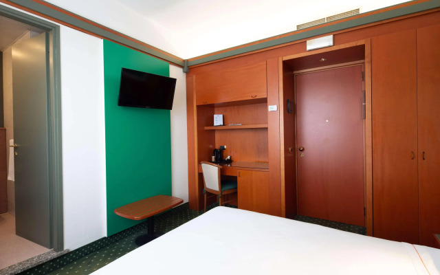 Jet Hotel, Sure Hotel Collection by Best Western