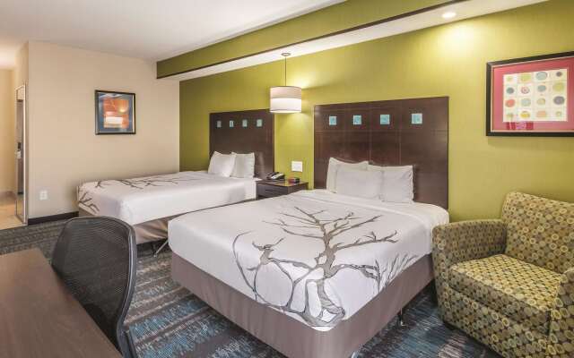 La Quinta Inn & Suites by Wyndham Dallas Grand Prairie South