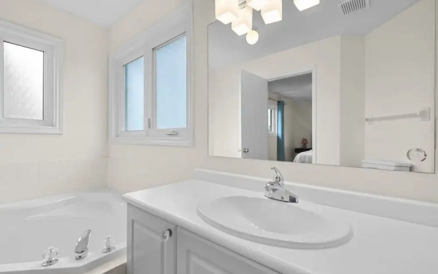 Newly Renovated 3BR in Whitby Family-friendly