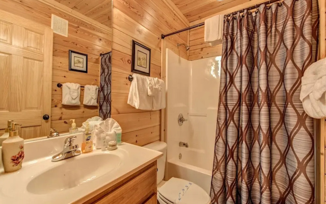 Misty Mountain Hideaway - Three Bedroom Cabin