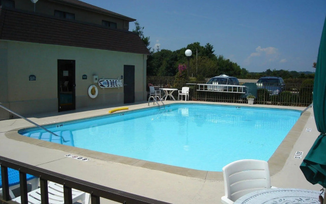 Greenfield Inn & Suites Owensboro, KY Airport