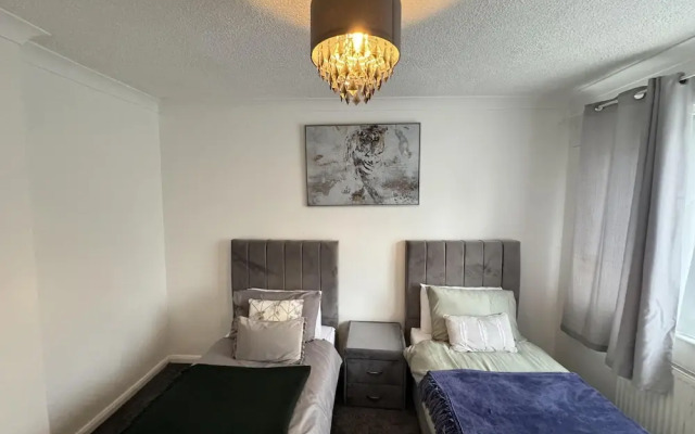 Leeds - 3 Bedrooms - 1bathroom - Parking - Wifi