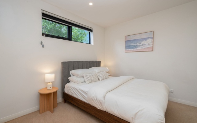 Bright 2-bed Flat Near City Amenities – Guest Rooms – Lyneham