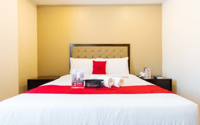 Aura One Hotel by RedDoorz