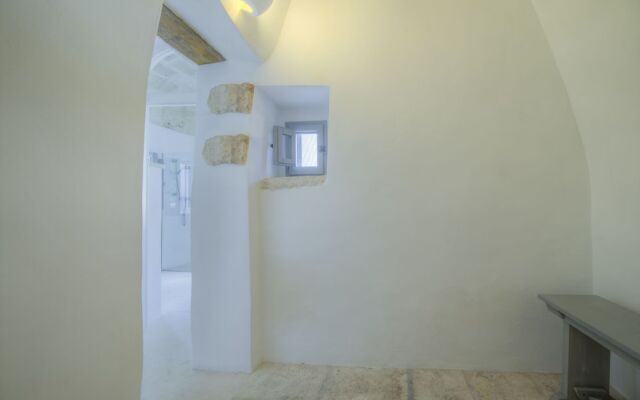 Trullo Grotta Cisternino by Typney