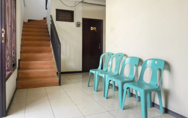 RedDoorz near Widya Mandala University