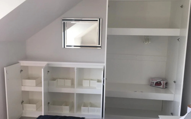 Entire 2 Bedroom House Near City Centre