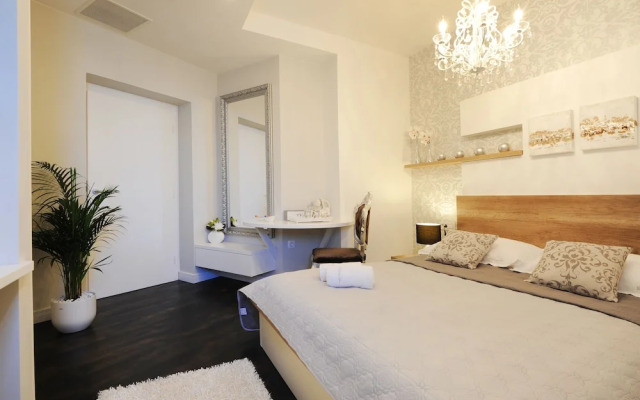 Silver & Gold Luxury Rooms