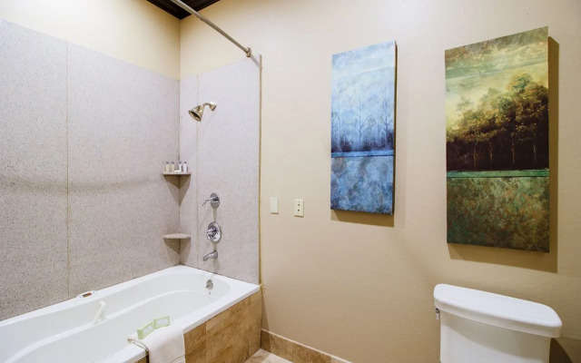 OYO Pinewood Inn & Suites Silsbee