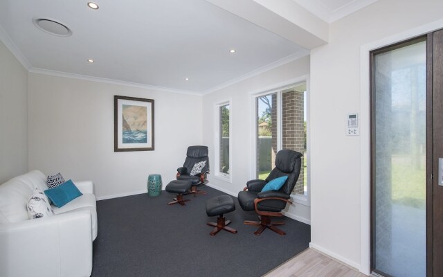 Big Wave, 8 Achilles Street