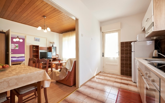 Apartment Ivo - with garden: A1 Trogir, Riviera Trogir