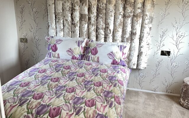 Homely 2 bed Chalet Tuxford