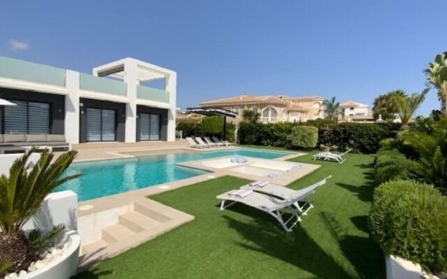 Plushy Villa in Torremendo With Pool and Reservoir Views