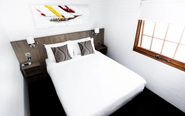Bay Hotel Apartments – Guest Rooms – Sandy Bay