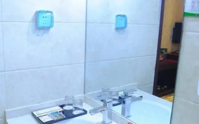 Yichuan Longsheng Business Hotel