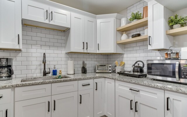 Tampa Apartment w/ Shared Backyard & Fire Pit!