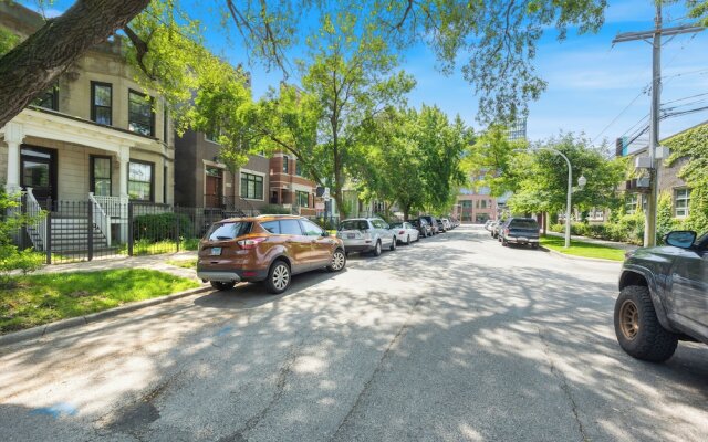 Wrigleyville Suites