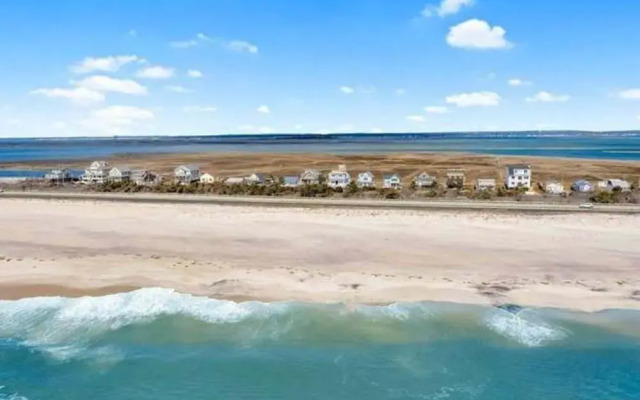 Yachtsman's Cove with 3-Levels