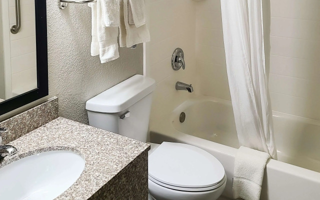 Clarion Pointe Bettendorf - Quad Cities