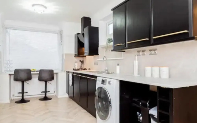 Private Gated Modern Home in Southampton - Estwood