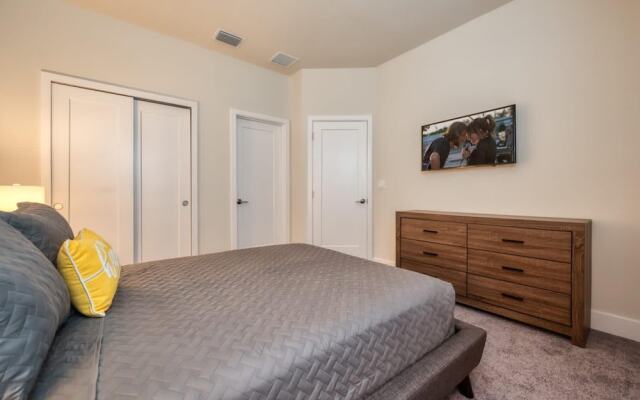 Spacious New Modern Retreat