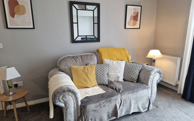 Stylish 2-bed Apartment - Sleeps 4, Parking & Wifi