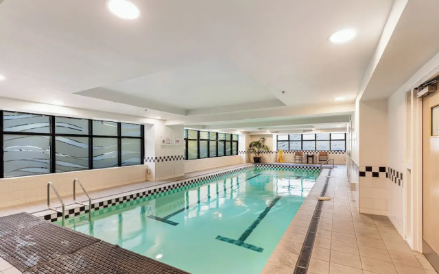 City Getaway 1BR Apt w Pool & Gym I Zodiak Stays
