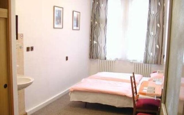 Church Pension Praha - Husuv Dum