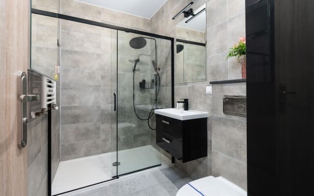 Mateckiego Apartment by Renters