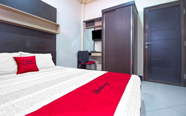 RedDoorz Plus near Isola UPI