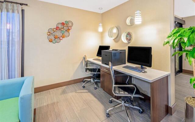 La Quinta Inn & Suites by Wyndham Midwest City - Tinker AFB