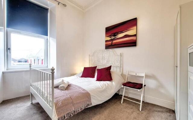 Spacious, Modern Apt, close to GLA Airport