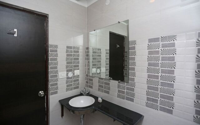 OYO Flagship 18533 Tulip Inn