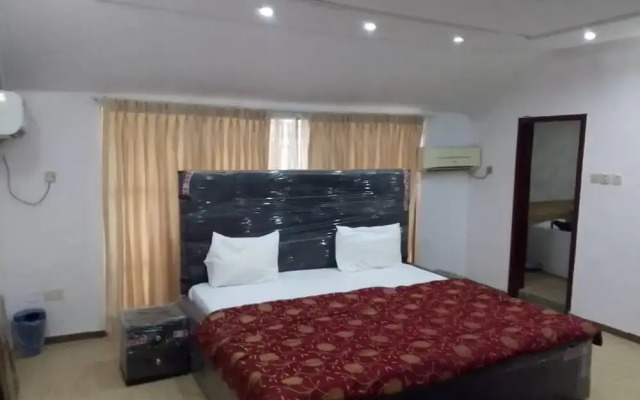 Rotzy Residences Adefowope - Home Away From Home