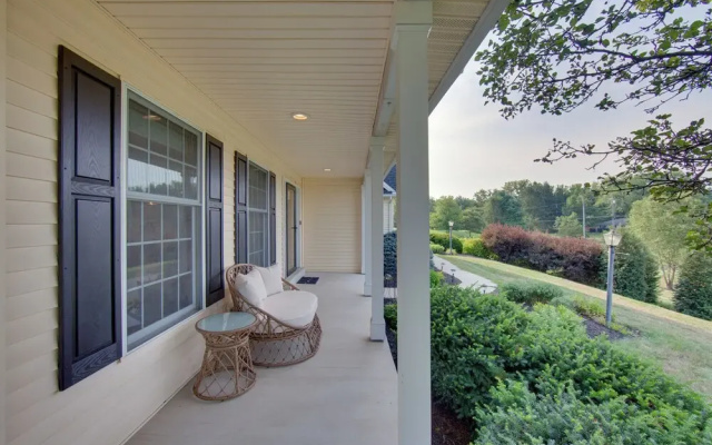 Game Room & Covered Patio: Hummelstown Hideaway