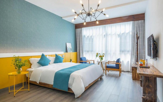 Anji Qingyun Mountain Residence, Cloud Grassland Light Luxury Pool Designer Resort