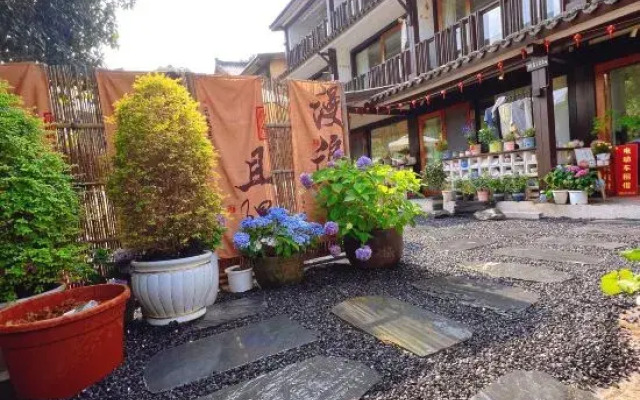 Qinghuan Homestay (Xihu Branch)