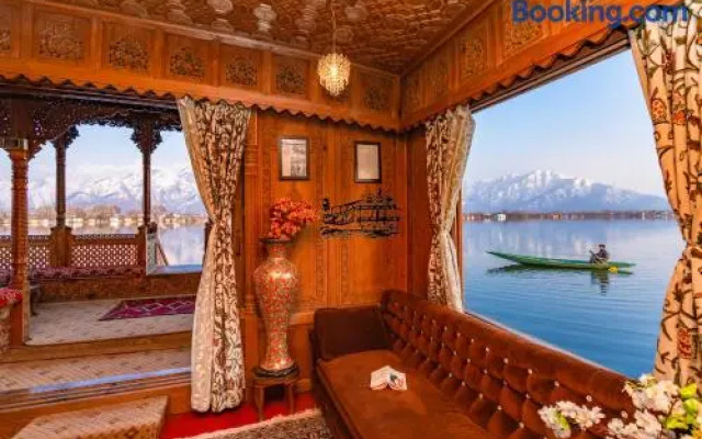 New Zenith Group of Houseboats