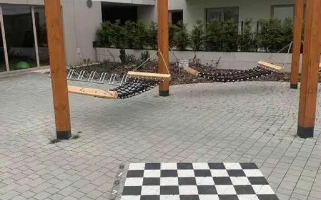 Uroczy apartament z ogródkiem