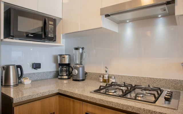 w Beautiful 3BR w Balcony in San Isidro
