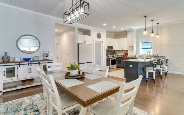 Walk to Downtown: Cozy Lenoir Apartment!