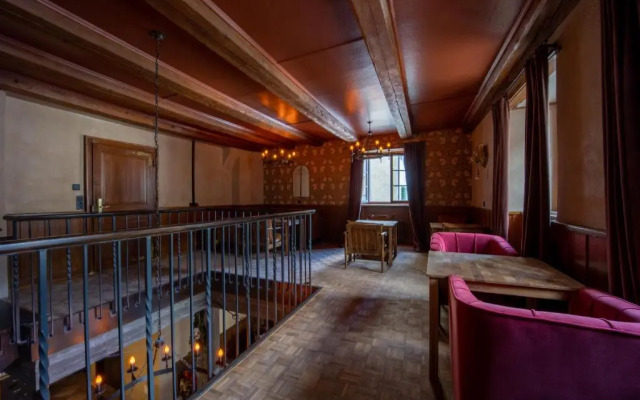 Peanut Medieval Lodge