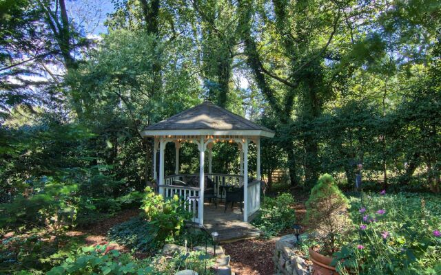 North Lodge on Oakland Bed and Breakfast