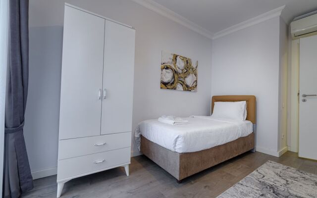 Gorgeous Central 2BR Condo w City Views