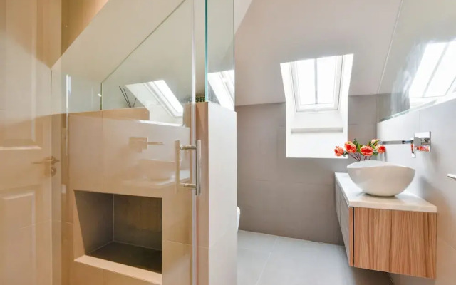 Stylish Family Home Close To Ealing Common